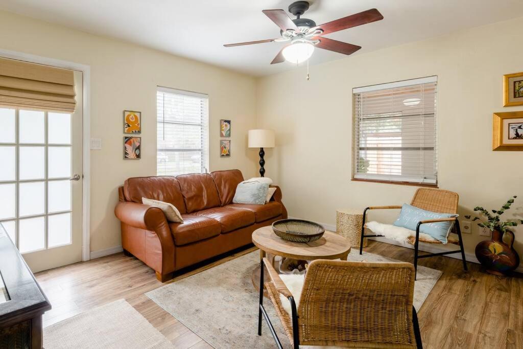 Relax At Renellie Villa Tampa Exterior photo