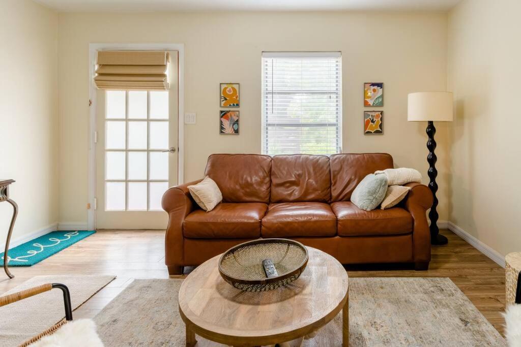 Relax At Renellie Villa Tampa Exterior photo