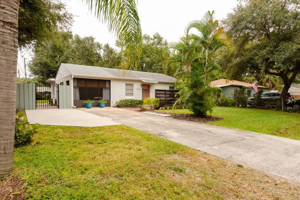 Relax At Renellie Villa Tampa Exterior photo