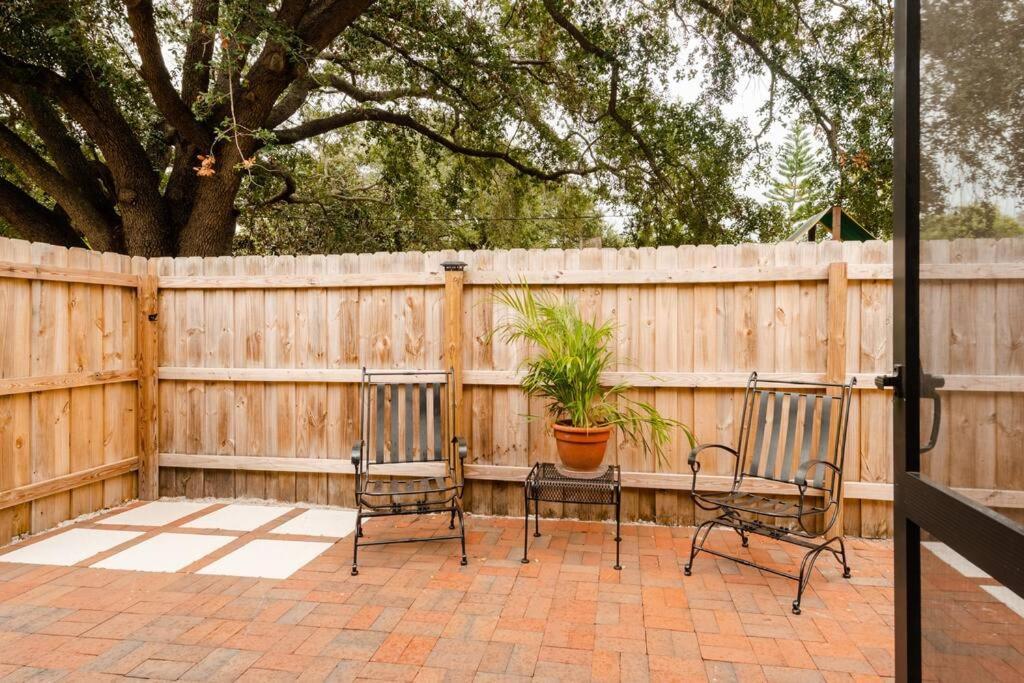 Relax At Renellie Villa Tampa Exterior photo